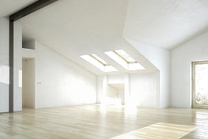 Heller Raum mit hellem Laminat